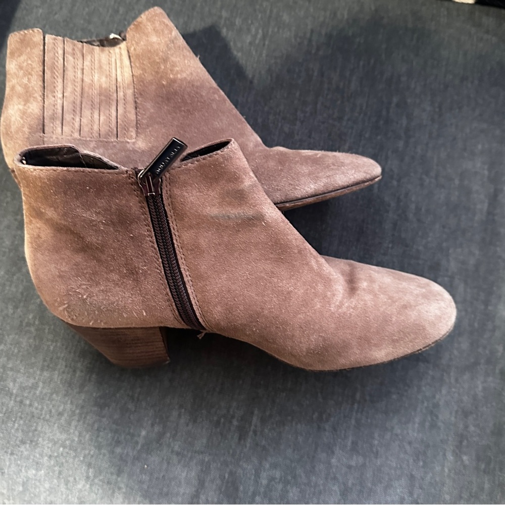 Aquatalia Tan Taupe Suede Leather Stacked Heel Zip Ankle Bootie Boot 8.5 Greige - Picture 2 of 13